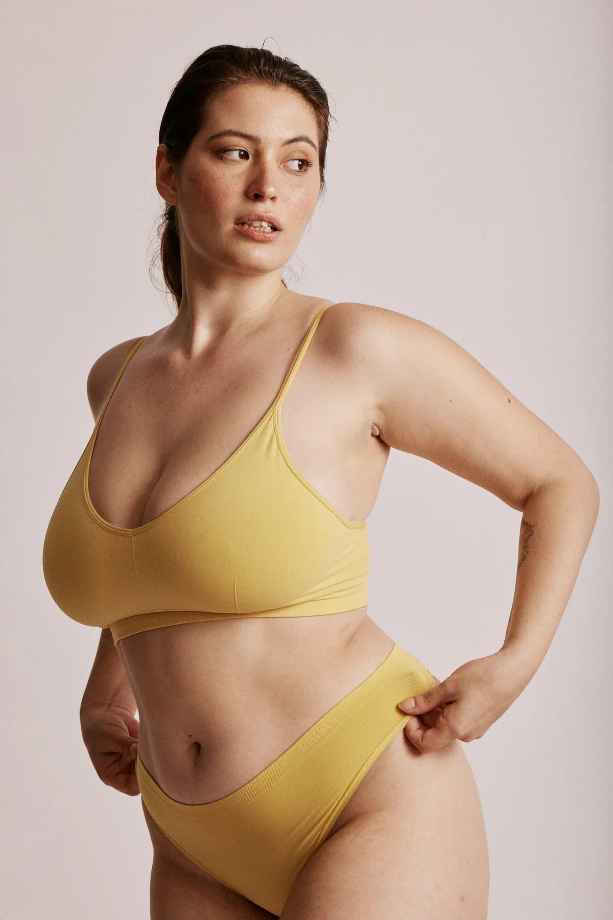 ESSENTIAL THONG תחתוני חוטיני נשים